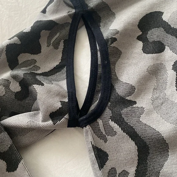 Long Sleeve Shirt - Camo Print  S Small - Yoga Dark Gray & Black - Picture 7 of 8